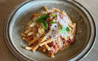 Macaroni au ragoût à la tomate, mozzarella