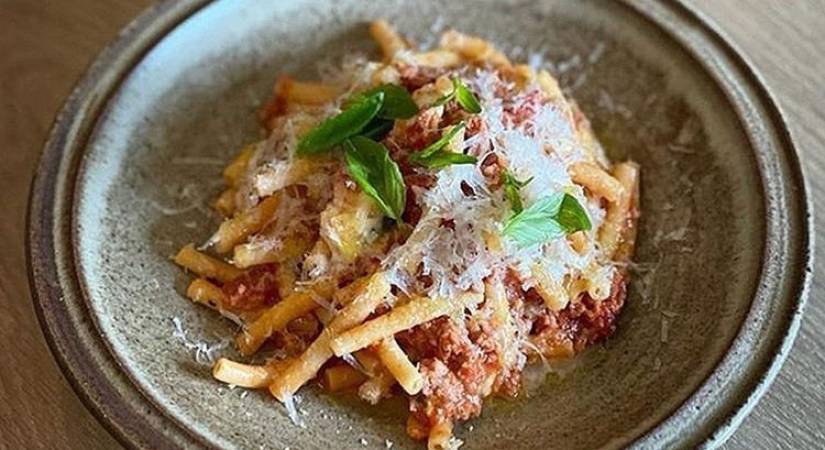 Macaroni au ragoût à la tomate, mozzarella
